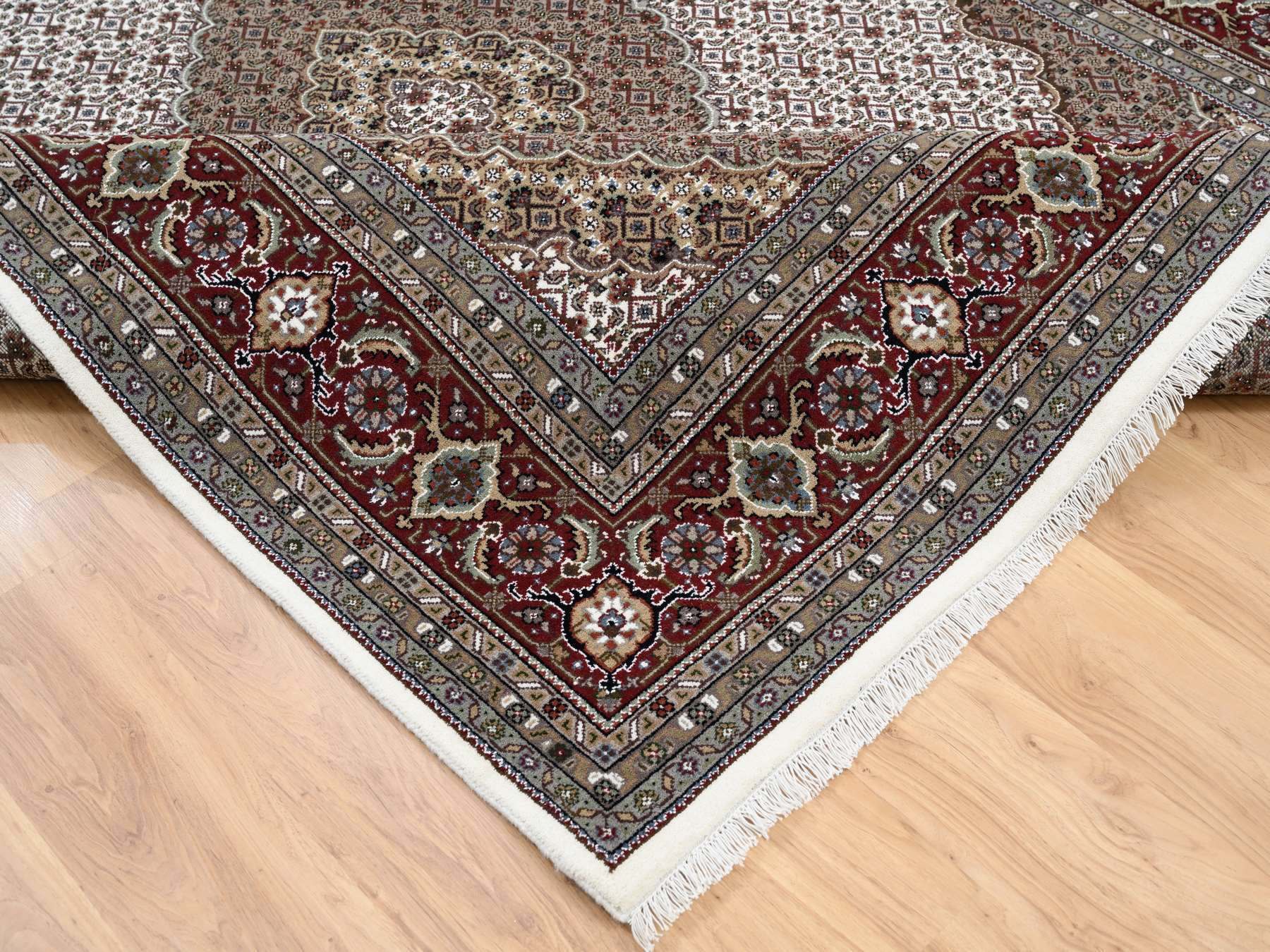 Traditional Rugs LUV571680